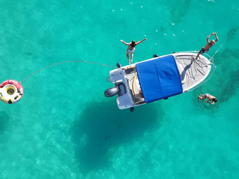 Motorboot mit oder ohne Skipper Jeanneau mieten in Marigot