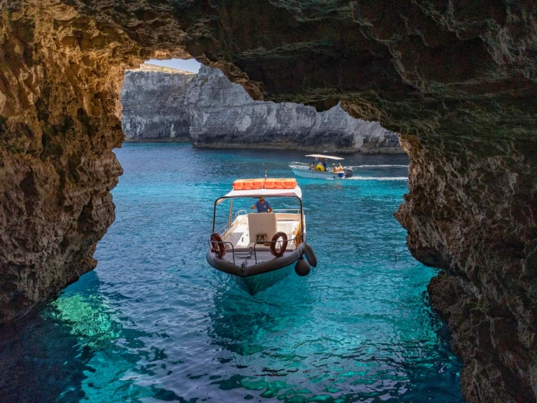 Motorboot mit oder ohne Skipper Chadron mieten in Welt