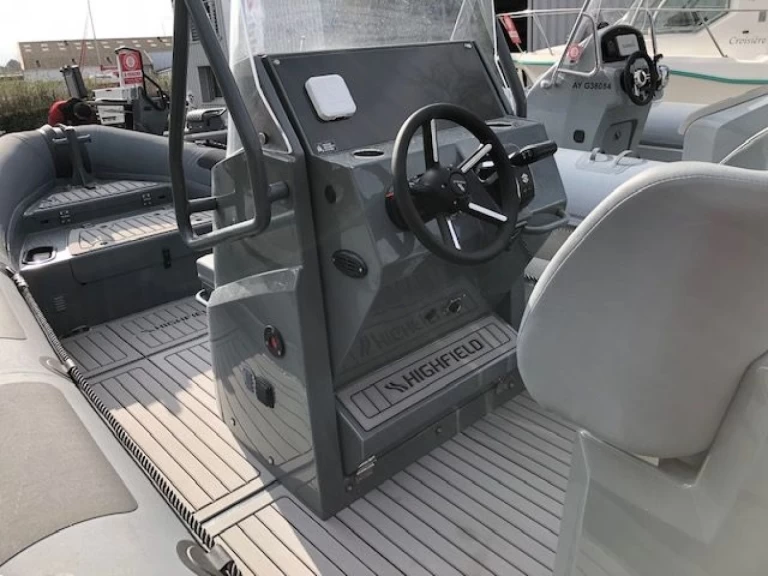 Ein Highfield Patrol 660 mieten in Port-Haliguen