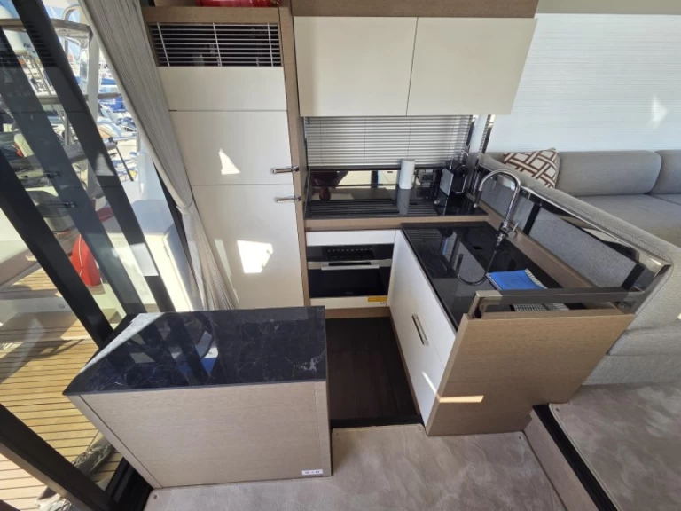 Ein Prestige Prestige 520 Fly mieten in Šibenik