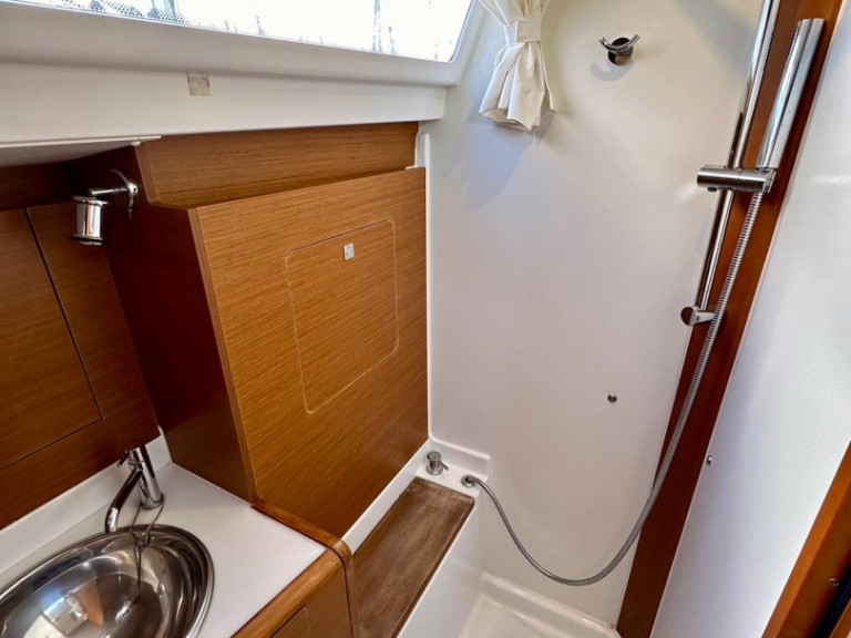 Segelboot mit oder ohne Skipper Jeanneau mieten in Sukošan