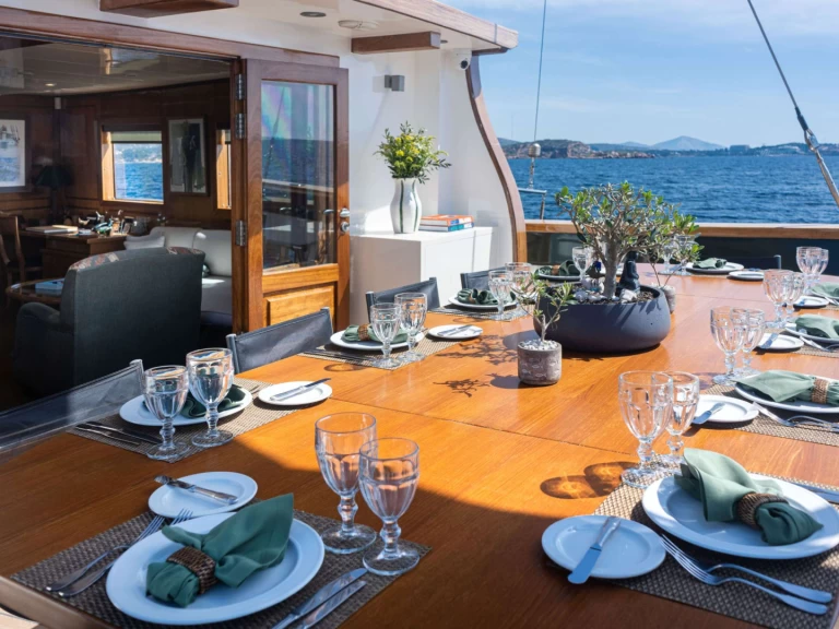 Yacht mieten in Néa Péramos zum besten Preis