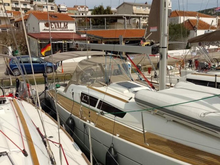 Ein Jeanneau Sun Odyssey 33i mieten in Gouviá