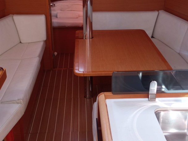 Ein Jeanneau Sun Odyssey 379 mieten in Gouviá