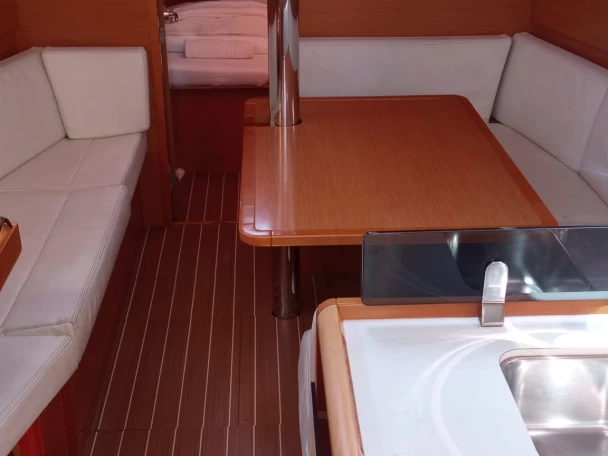 Ein Jeanneau Sun Odyssey 379 mieten in Gouviá