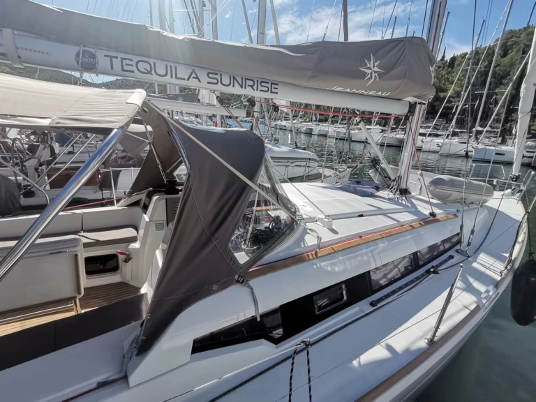 YachtCharter in Gouviá - Jeanneau Sun Odyssey 389 auf SamBoat