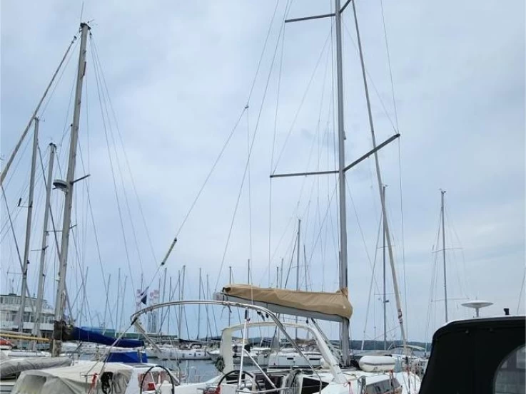 Ein Bénéteau Oceanis 41.1 mieten in Pula