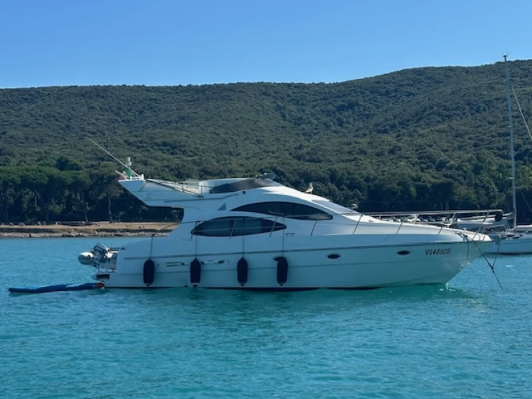 YachtCharter in San Vincenzo - Azimut Azimut 42 Fly auf SamBoat