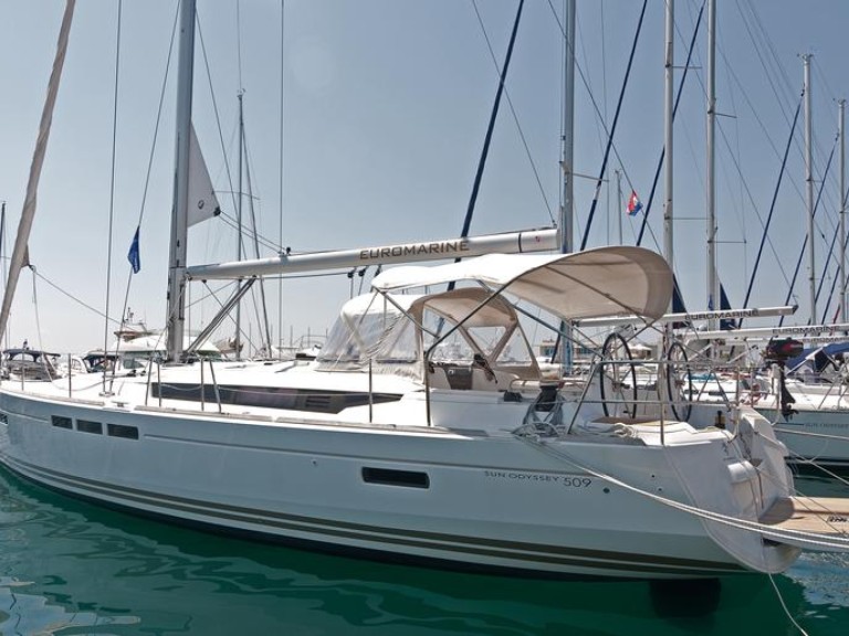 Ein Jeanneau Sun Odyssey 509 mieten in Pula