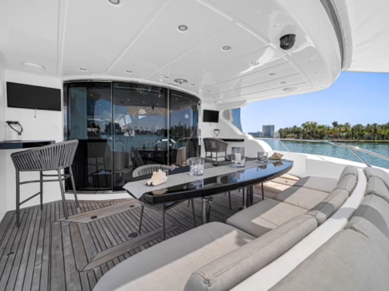 Ein Leopard Leopard 105 mieten in Miami