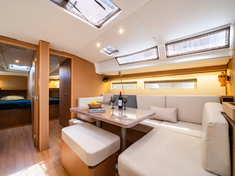 Ein Jeanneau Sun Odyssey 490 mieten in Néa Péramos