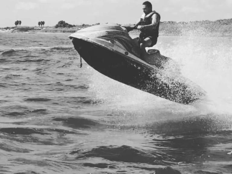 Ein Yamaha Yamaha VX mieten in Torre Vado