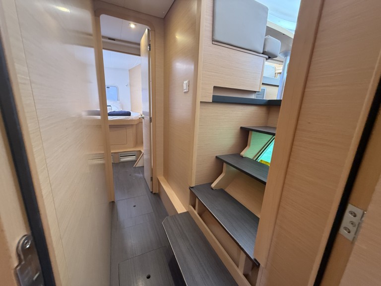 Boot mieten Nikiána günstig Lagoon 42, 2020,  Air Condition, Generator, Water maker, Solar panel, Only with skipper, 2 SUP offered free