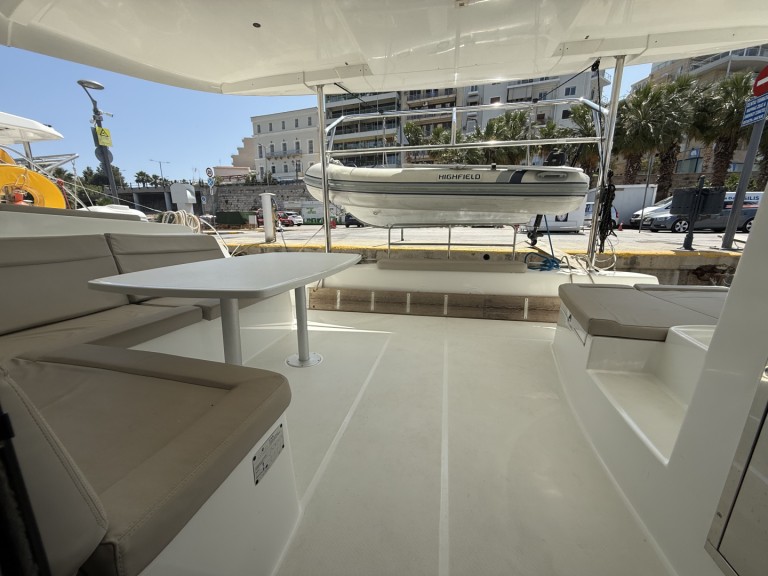 Katamaran mieten in Nikiána - Lagoon Lagoon 42, 2020,  Air Condition, Generator, Water maker, Solar panel, Only with skipper, 2 SUP offered free