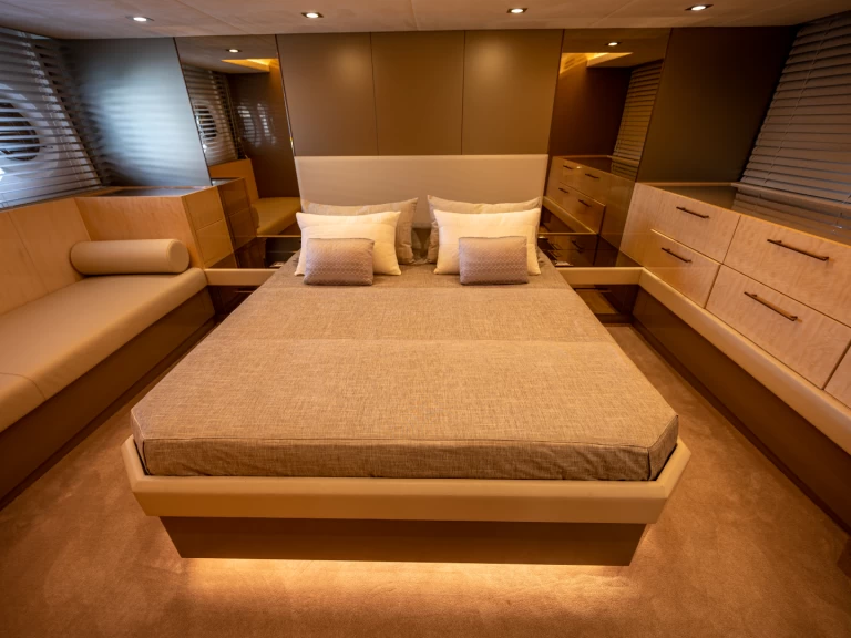 YachtCharter in Castellammare di Stabia - Bénéteau Monte Carlo Yacht 66 auf SamBoat