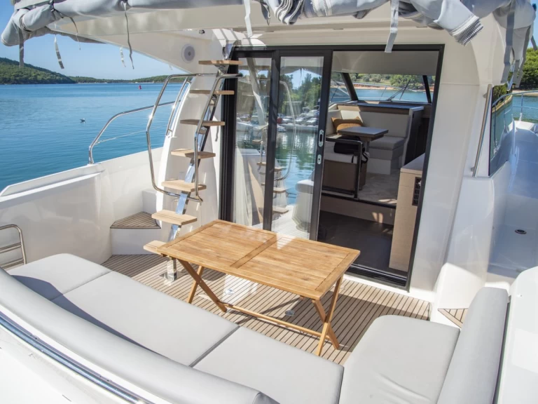 Ein Jeanneau Prestige 420 Fly - 2 cab. mieten in Pula