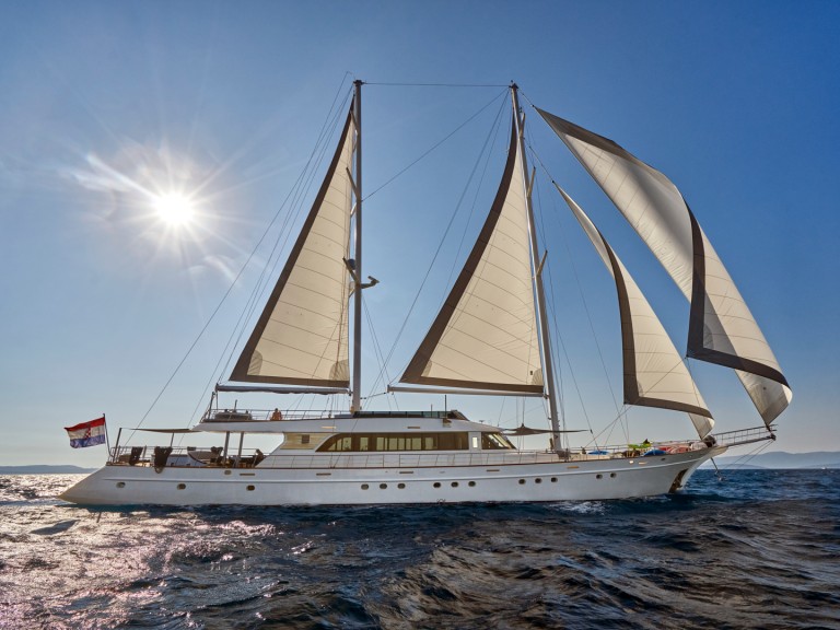 Ein  Luxury motor sailer mieten in Split
