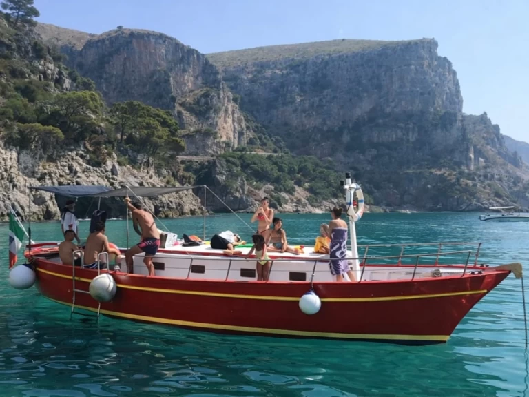 Motorboot mit oder ohne Skipper Gozzo mieten in Porto di Torre del Greco