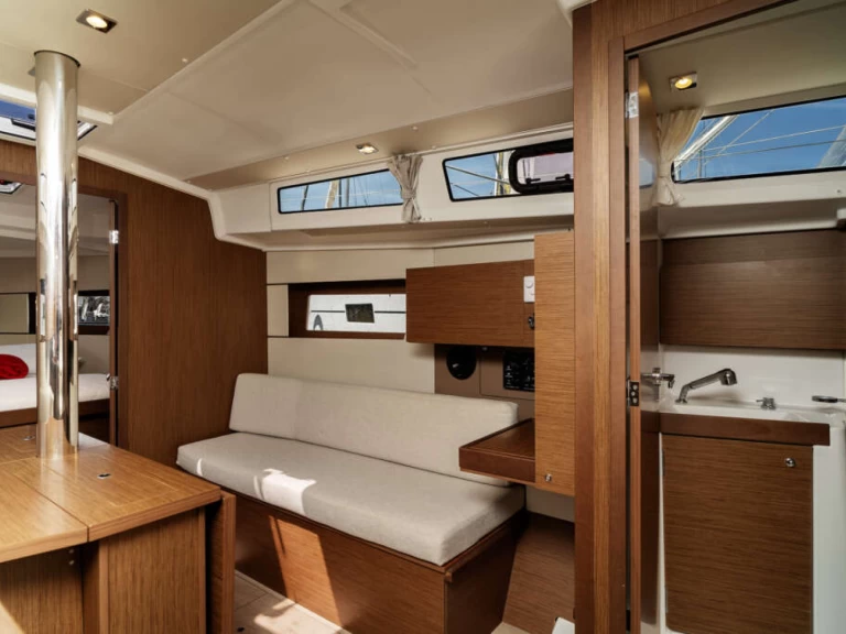 Ein Bénéteau Oceanis 38 mieten in Olbia