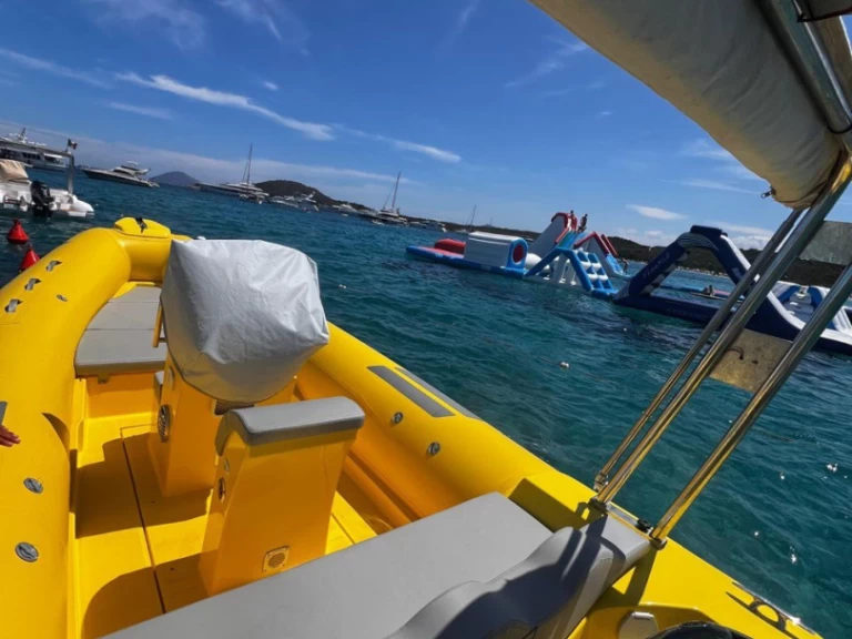 Ein DOMAR Domar f6 mieten in Arzachena