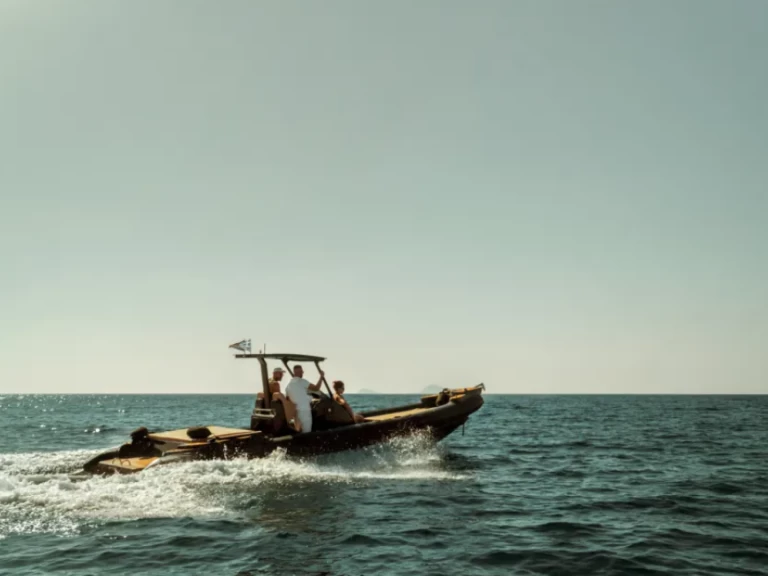 Schlauchboot mieten in Vlychada zum besten Preis
