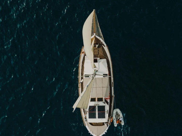 Ein Custom trehandiri mieten in Vlychada