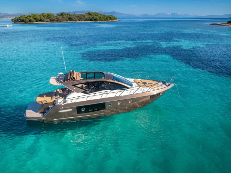 Ein Cranchi M 44 Hard Top mieten in Split