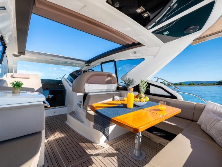 Ein Cranchi Cranchi M44 HT mieten in Kaštel Gomilica