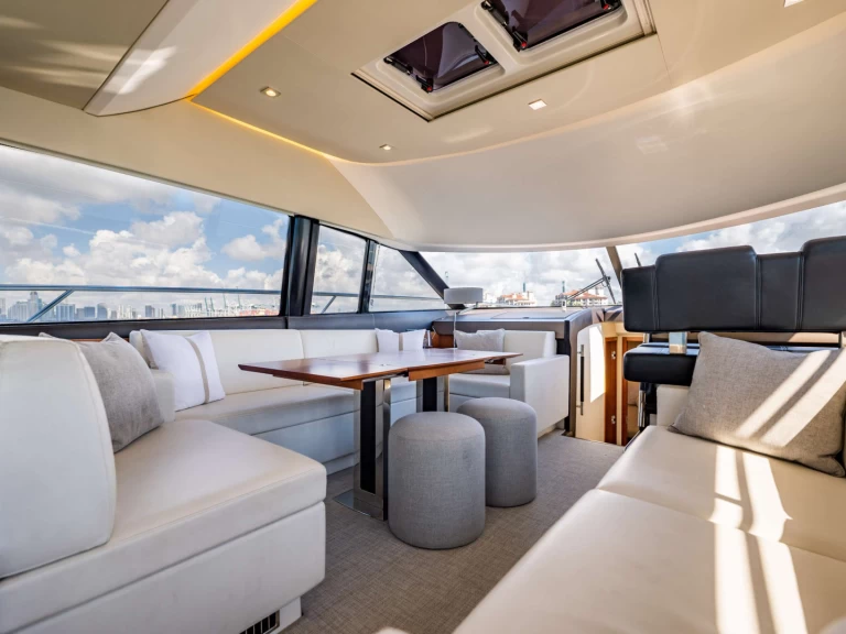 Ein Prestige Yachts Whiskey &amp; Waves mieten in Miami