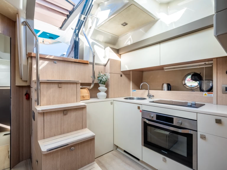 Ein Cranchi Cranchi M44 HT mieten in Kaštel Gomilica