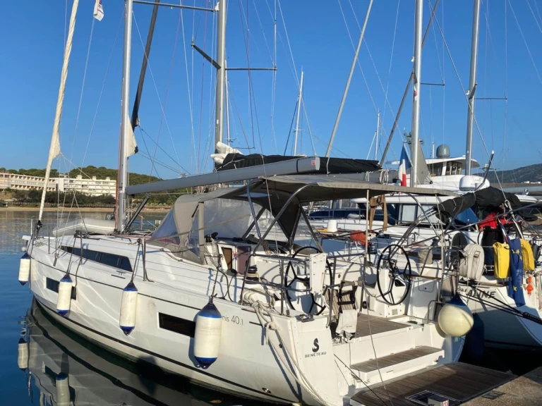 YachtCharter in Bormes-les-Mimosas - Bénéteau Oceanis 40.1 auf SamBoat