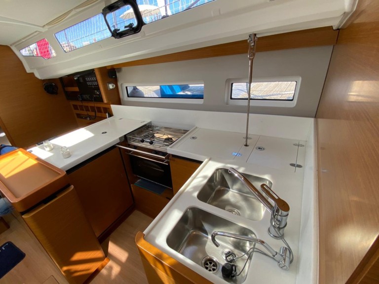 Bootsverleih Jeanneau Sun Odyssey 440 Nettuno Samboat