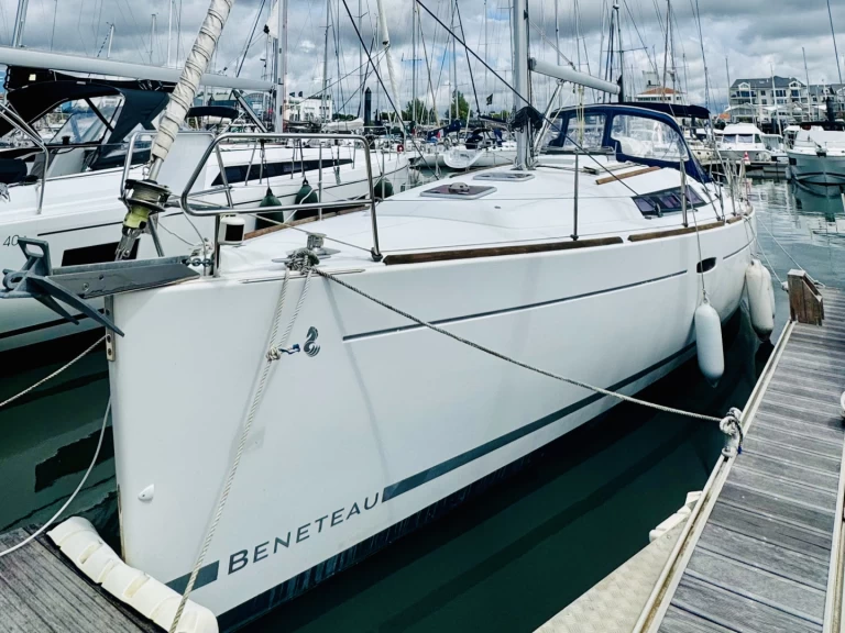 Ein Bénéteau Oceanis 37 mieten in Les Sables-d'Olonne