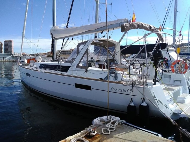 Ein Bénéteau Oceanis 45 mieten in Palamós