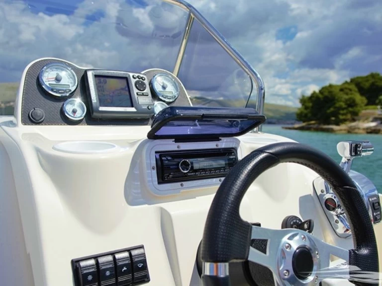 Ein Quicksilver Quicksilver 675 Activ Open mieten in Trogir