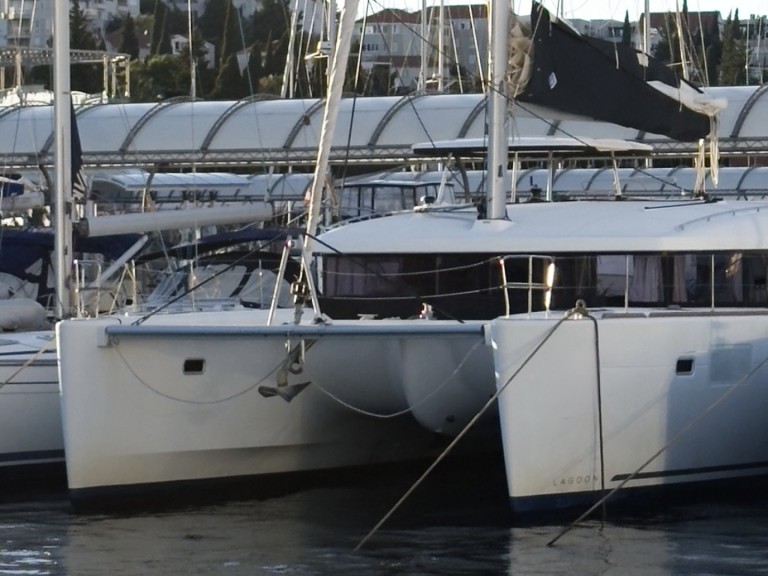 Ein Lagoon Lagoon 450 Sport Top mieten in Rogoznica