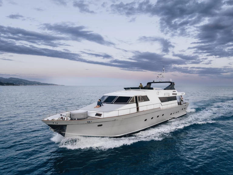 Ein Canados Canados 90' mieten in Monaco-Ville