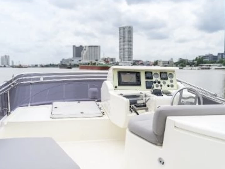 Motorboot mit oder ohne Skipper Ferretti mieten in Bang Kho Laem