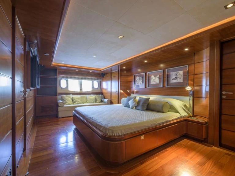 Yacht mit oder ohne Skipper Custom Line mieten in Neapel
