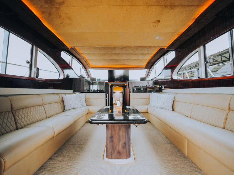 Ein Accura 55 mieten in Kota Denpasar