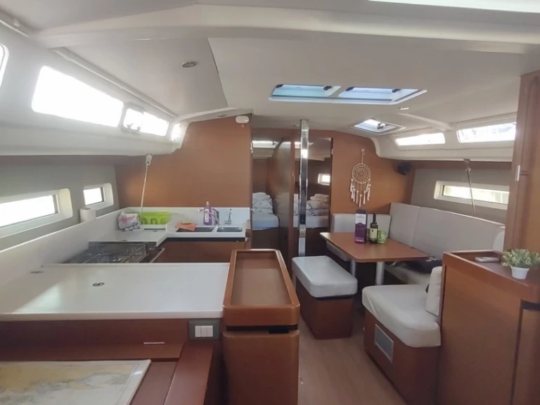 Ein Jeanneau Sun Odyssey 440 mieten in Split