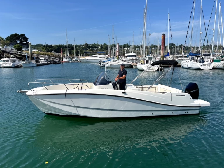 Ein Quicksilver Activ 755 Open mieten in Brest