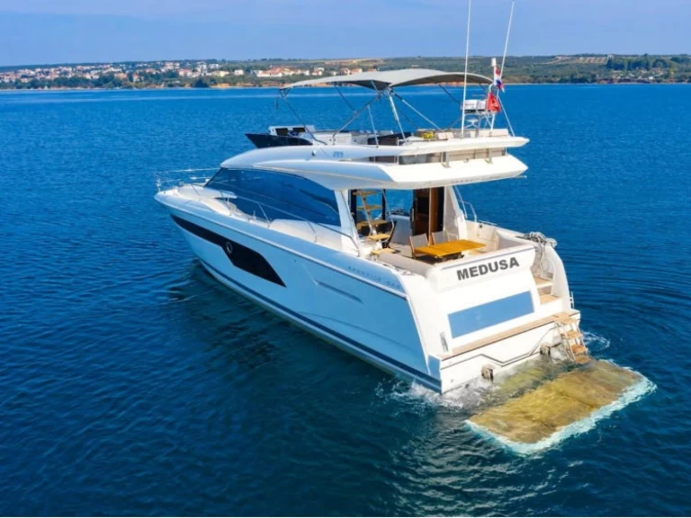 YachtCharter in Split - Jeanneau Prestige 520 Flybridge - 3 + 1 cab. auf SamBoat