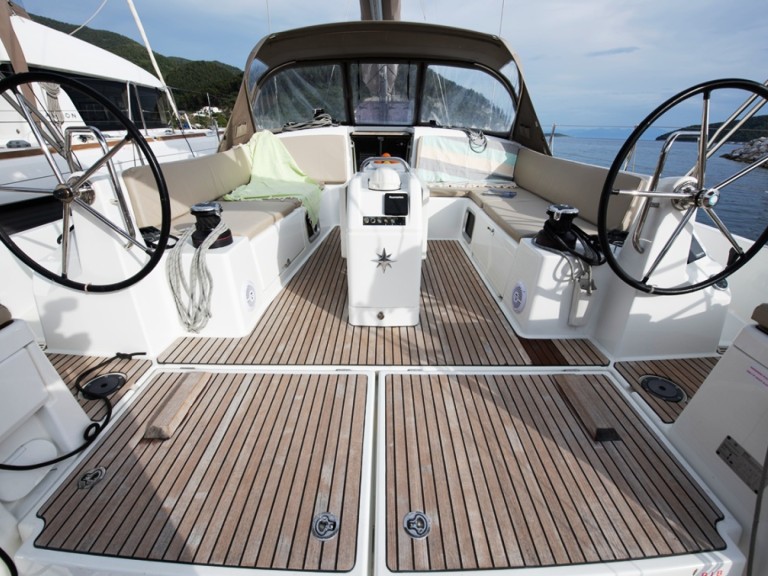 Ein Jeanneau Sun Odyssey 490 mieten in Neo Klima