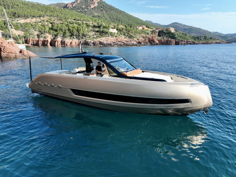 Vermietung Motorboot Invictus  mit Führerschein