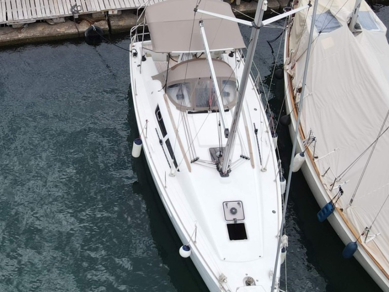 Ein Jeanneau Sun Odyssey 36i mieten in Lavrion
