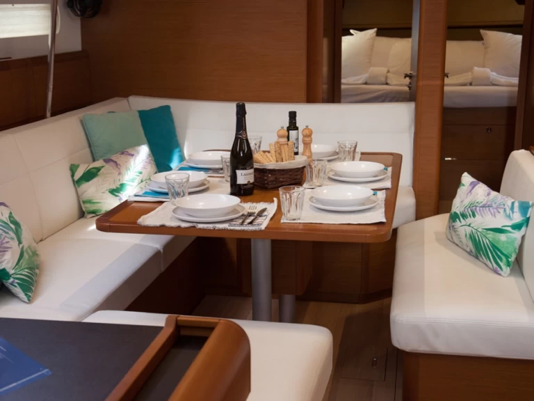 YachtCharter in Benítses - Jeanneau Sun Odyssey 519 auf SamBoat