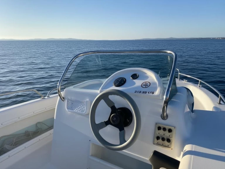 Ein Quicksilver Alboran 550 open mieten in Port de Cannes Marina