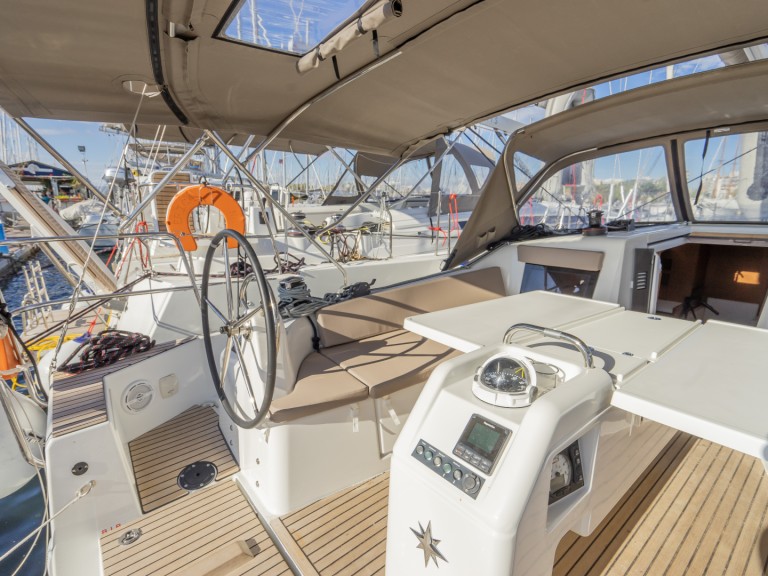 Ein Jeanneau Sun Odyssey 410 mieten in Néa Péramos