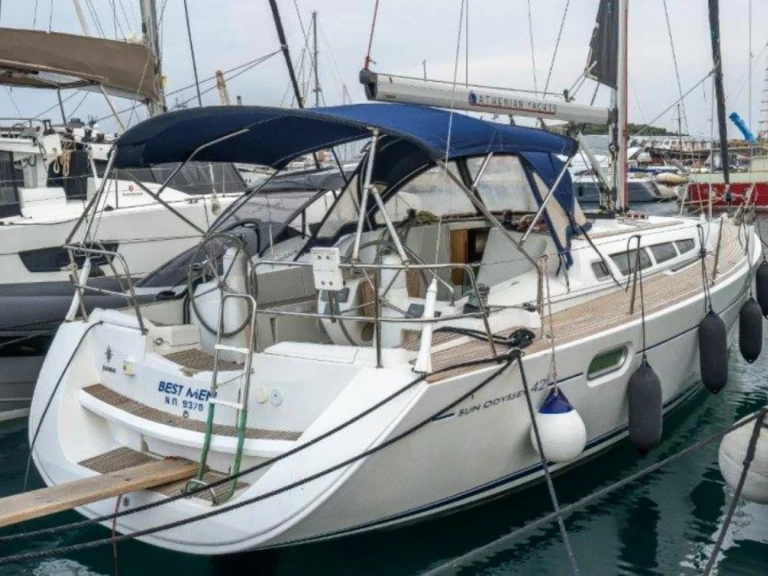 Ein Jeanneau Sun Odyssey 42i mieten in Neo Klima